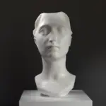 Buste d'une Femme en marbre, représentant une coiffure romaine élégante.