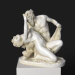 Sculpture de Satyre et Bacchante au Louvre Paris, représentant une interaction passionnée entre les deux figures.