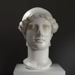 Buste de la Victoire en résine avec effet de patine marbrée et bronze.