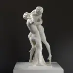 Sculpture d'Hercule et Antée en résine, représentant la lutte entre le héros et le géant.