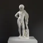 Sculpture d'Hercule enfant au Musée d'État de l'Hermitage à Saint-Pétersbourg.