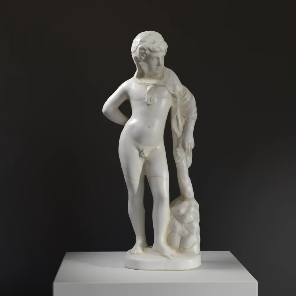 Sculpture d'Hercule enfant au Musée d'État de l'Hermitage à Saint-Pétersbourg.