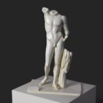 Sculpture du Satyre Verseur, représentant un satyre levant une cruche.