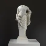 Sculpture de l'Hermès en résine avec finition patinée.