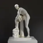 Sculpture représentant Hermès avec des sandales ailées.