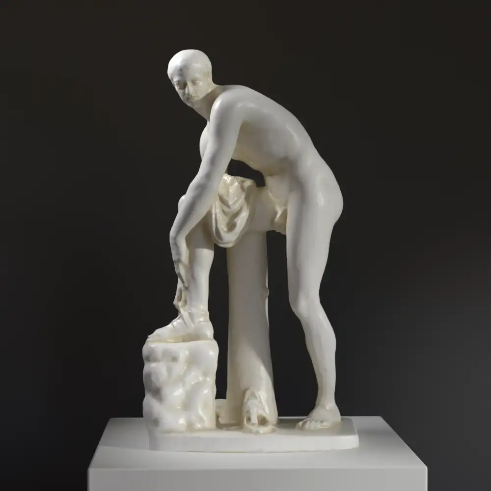 Sculpture représentant Hermès avec des sandales ailées.