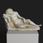 Sculpture du Jeune Endormi en résine avec finition patinée.