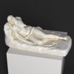 Sculpture de Sainte Marie Madeleine en résine avec une patine élégante.