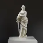 Sculpture de la Justice en résine, symbolisant l'impartialité.