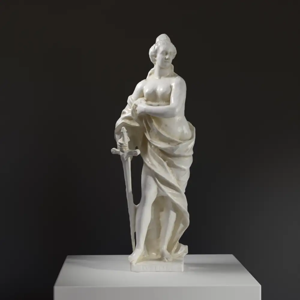 Sculpture de la Justice en résine, symbolisant l'impartialité.