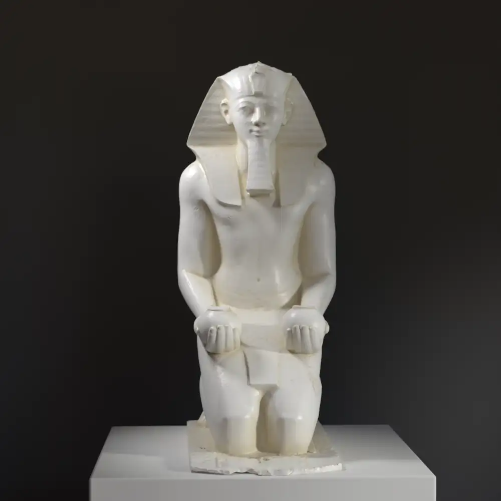 Sculpture représentant la Grande Statue à Genoux de Hatshepsut, reine de l'Égypte ancienne.