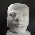 Buste en calcaire d'un roi égyptien, mettant en valeur des détails raffinés.