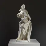 Sculpture de Lucretia Pompeia en résine avec finition patinée.