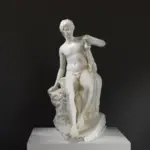 Sculpture d'Apollon de type Ludovisi avec des détails raffinés et une finition marbrée.