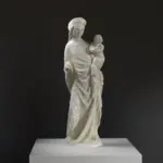 Sculpture de la Madonna de Dolni Kalna en résine avec effet marbré et bronze.