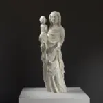 Sculpture de la Madonna de Prostejov en résine avec effet de patine.