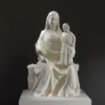 Sculpture de la Madone tenant l'Enfant Jésus, en résine peinte.