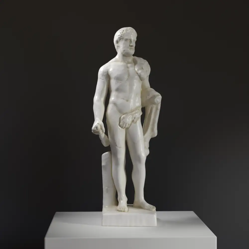 Réplique de la sculpture de l'Homme avec une arme, mettant en valeur le réalisme et la profondeur émotionnelle.