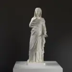 Sculpture de Matrona en résine avec effet de patine.
