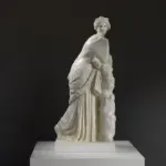 Sculpture de la Muse Polyhymnie en résine avec effet de patine.