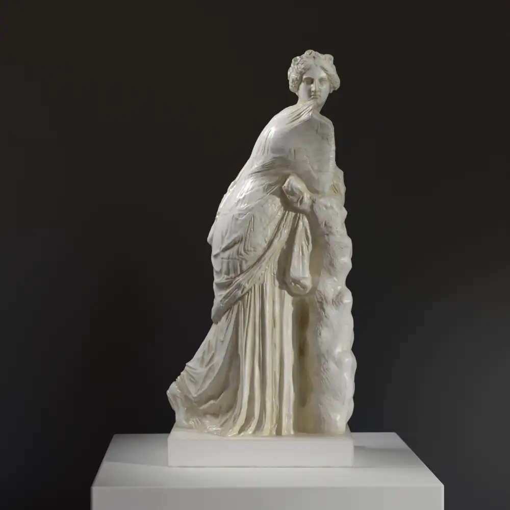 Sculpture de la Muse Polyhymnie en résine avec effet de patine.