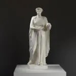 Sculpture de la Muse dite Urania en résine de haute qualité.
