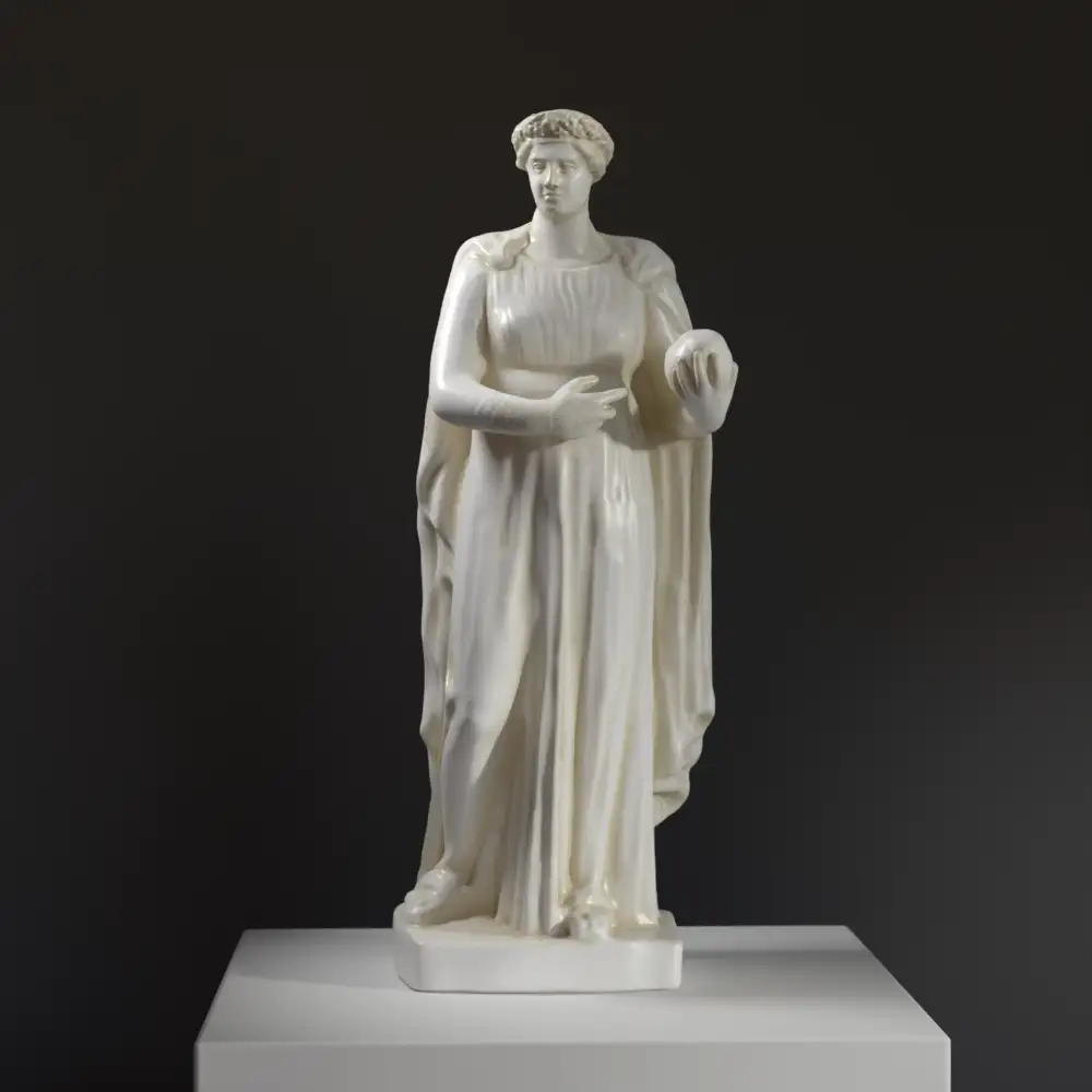 Sculpture de la Muse dite Urania en résine de haute qualité.