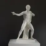 Sculpture de l'Homme Nu en résine avec finition patinée.