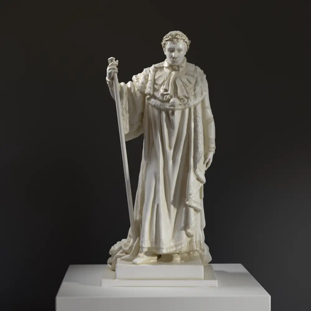 Sculpture de Napoléon 1er en résine avec patine imitant le marbre et le bronze.