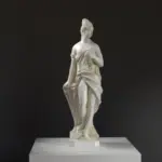 Sculpture de Némésis en résine avec effet marbre et bronze.