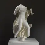 Statue de Néréide en résine, représentant une nymphe marine en mouvement.