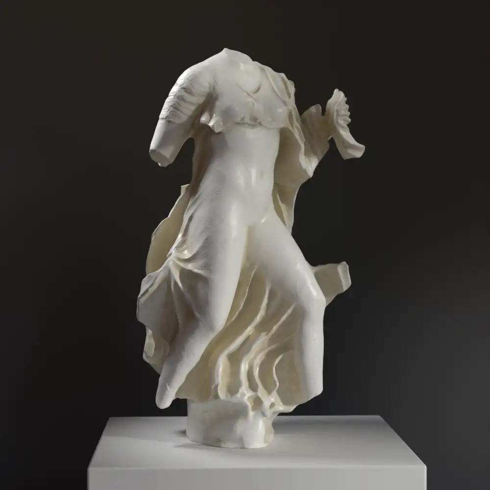 Statue de Néréide en résine, représentant une nymphe marine en mouvement.