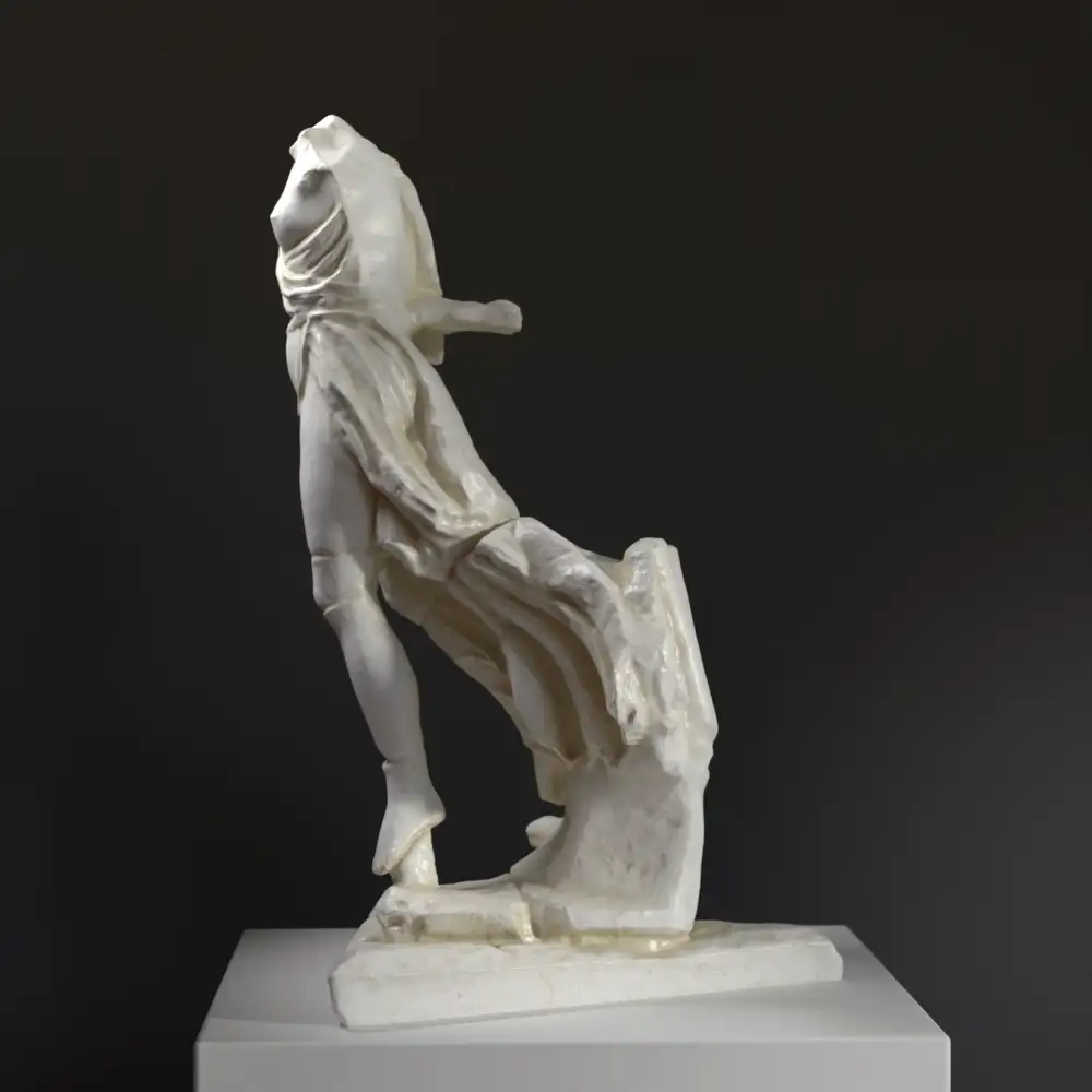 Sculpture de la Victoire de Paionios en résine, représentant la déesse ailée Nike.
