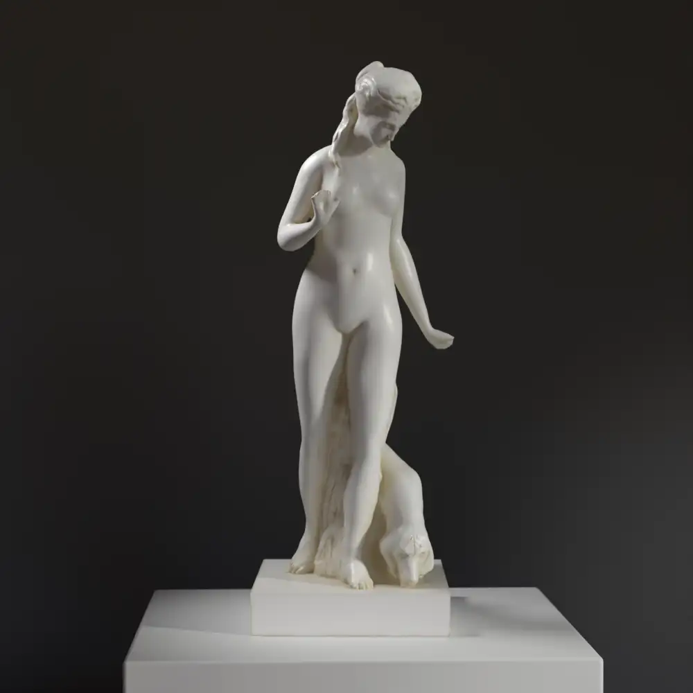 Sculpture de Nymphe en résine avec patine imitant le marbre.