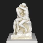 Sculpture du Baiser représentant deux amoureux enlacés.