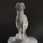 Sculpture d'Odysseus échappant à Polyphème, mettant en avant des détails réalistes.