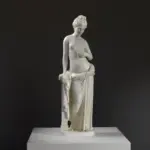 Sculpture de Pandore en résine avec finition marbre et bronze.