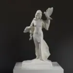Sculpture de l'Aphrodite Paisible tenant une colombe.