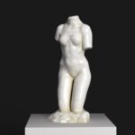 Sculpture de La Prière en résine avec effet de patine marbrée et bronze.