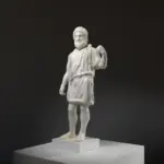 Sculpture d'Héphaïstos, le dieu forgeron, en résine avec effet patiné.