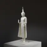 Sculpture du Bouddha de style Lampang en résine avec patine marbrée et en bronze.