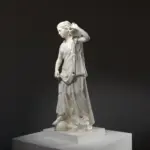 Sculpture de la Nymphe Anchyrrhoé au musée du Louvre.