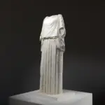 Sculpture du Peplophoros en résine, drapée dans un péplos.