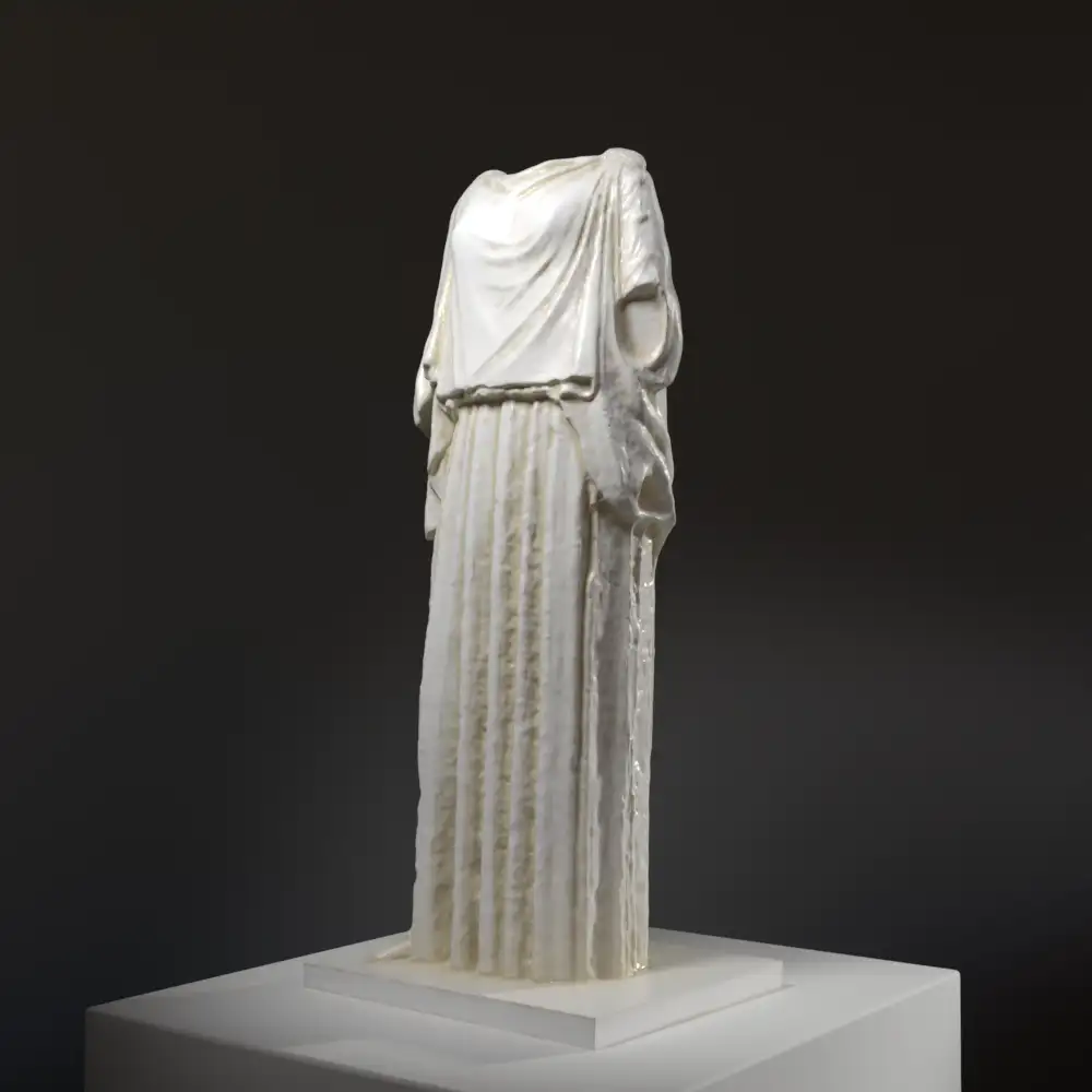 Sculpture du Peplophoros en résine, drapée dans un péplos.