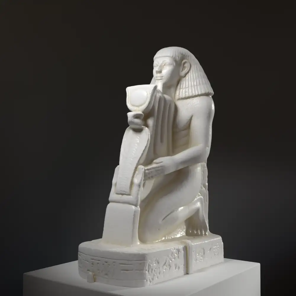 Sculpture de Senenmut à genoux, présentant un cobra orné.