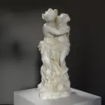 Sculpture représentant Borée enlevant Oreithyia, mettant en avant la mythologie classique.