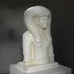 Buste de la Reine Ahmes en calcaire, représentant la beauté royale de l'Égypte ancienne.