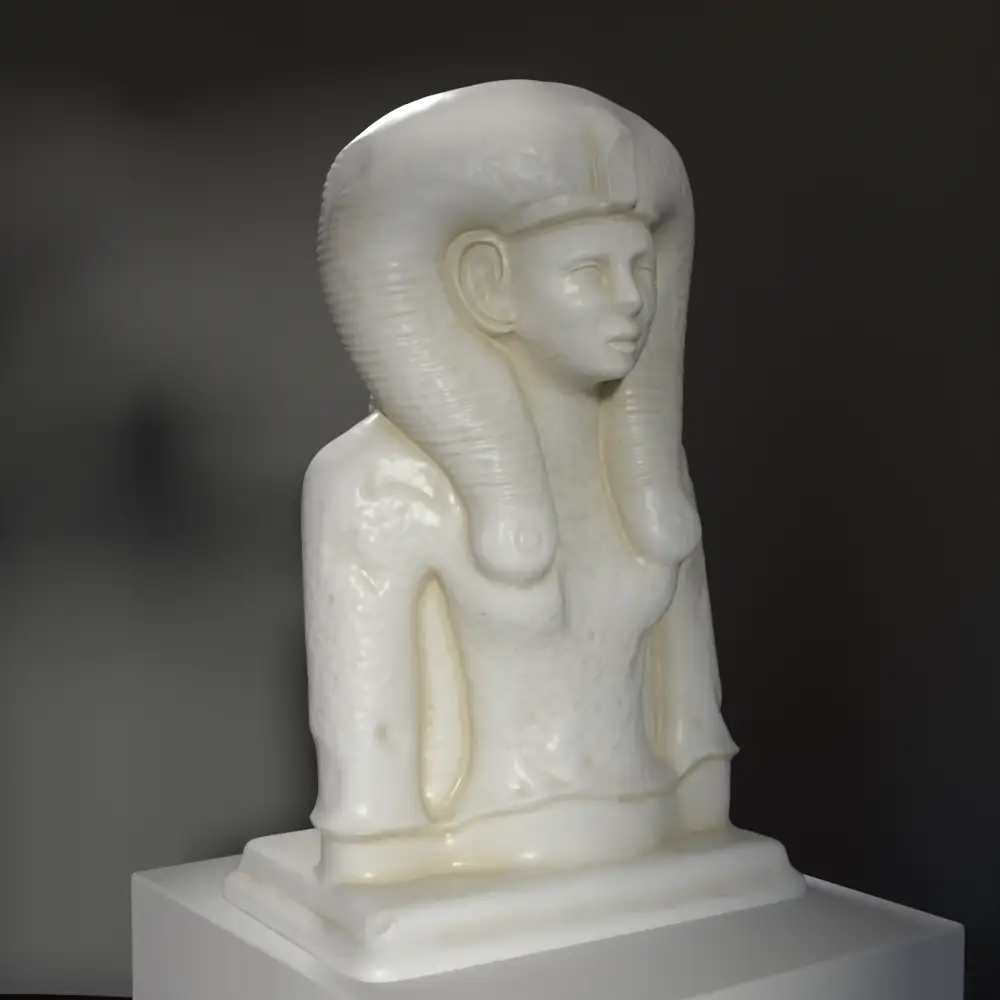 Buste de la Reine Ahmes en calcaire, représentant la beauté royale de l'Égypte ancienne.