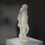Sculpture de Nyx, déesse de la nuit, en résine avec une patine riche.