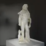 Sculpture de Silvanus en résine avec finition marbrée et bronze.